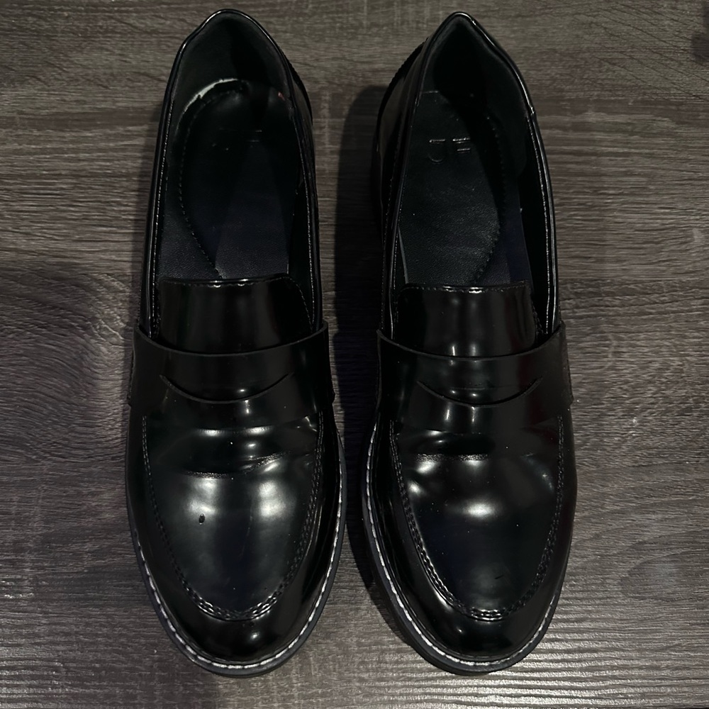 Women flats , shiny black